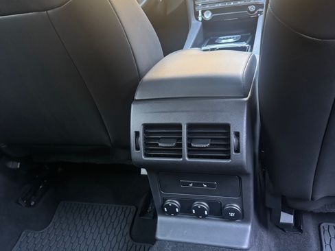 Used 2018 Jaguar F-PACE Premium image 11