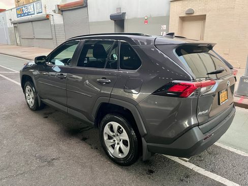 Used 2019 Toyota RAV4 LE image 2