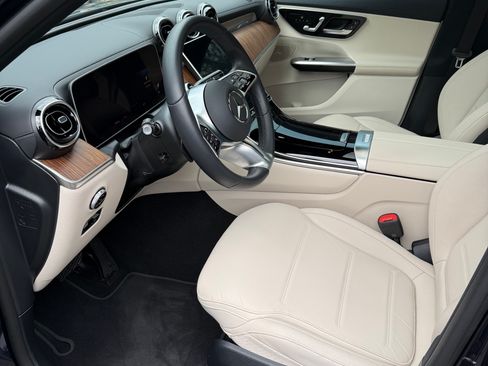 Used 2024 Mercedes-Benz GLC 300 4MATIC image 11