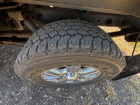 Used 2012 Ford F150 XLT w/ XLT Chrome Pkg image 12