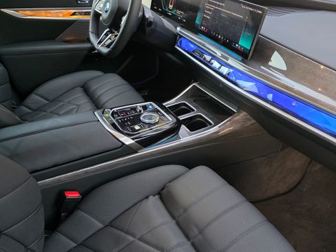 Used 2024 BMW i7 M70 w/ Premium Package image 14