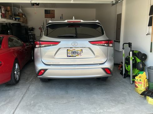 Used 2020 Toyota Highlander Platinum FWD image 25