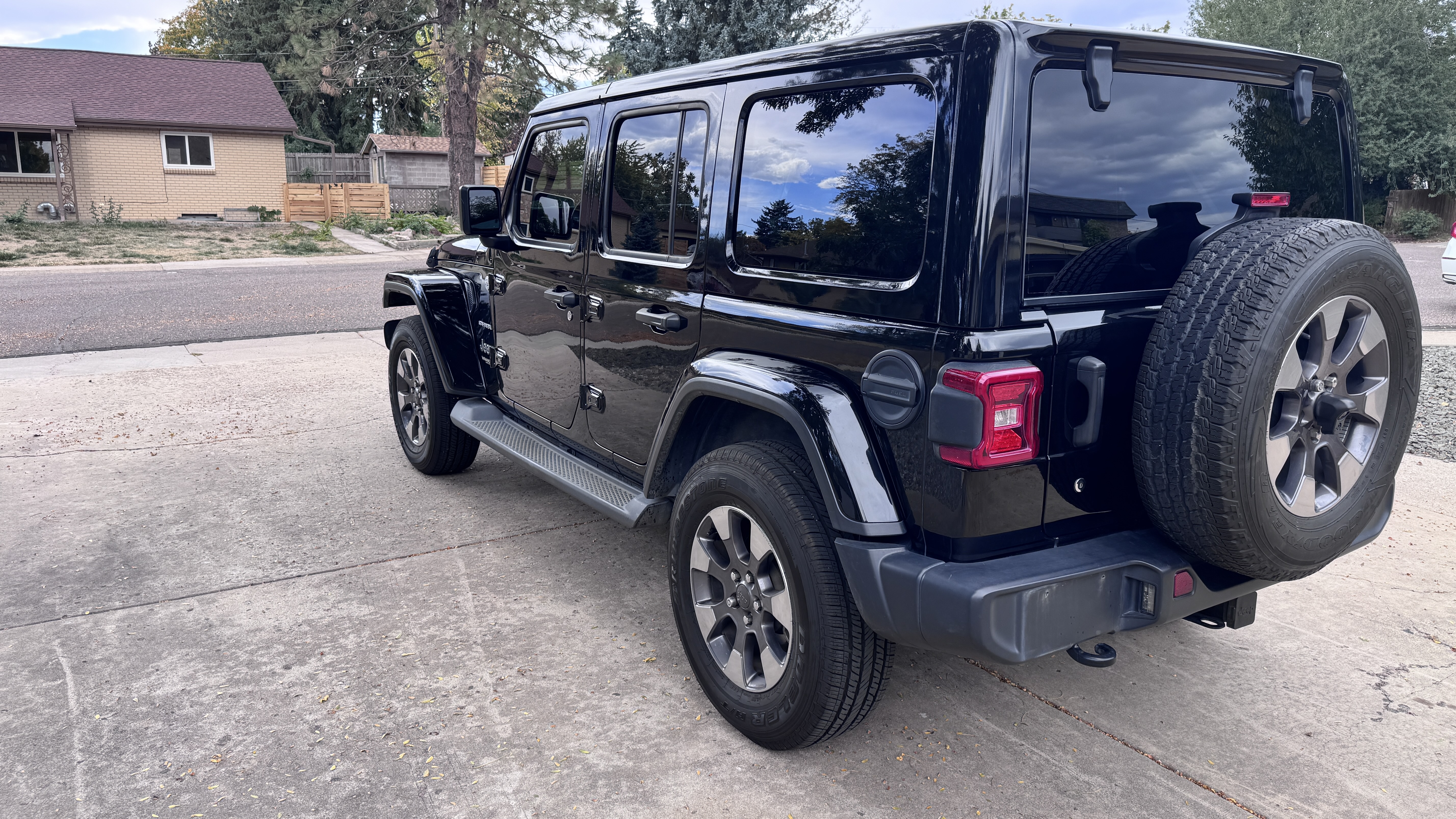 Used 2018 Jeep Wrangler Unlimited Sahara AWD/4WD image 2