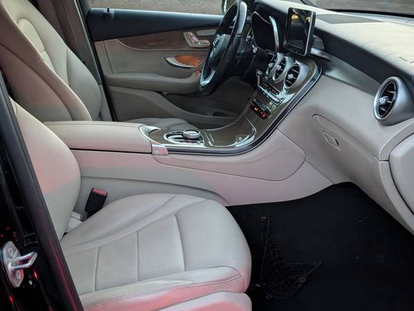 Used 2018 Mercedes-Benz GLC 300 w/ Premium Package image 9
