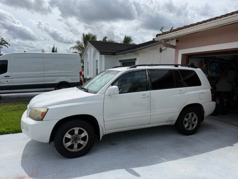Used 2005 Toyota Highlander 2WD V6 w/ 3rd Row image 2