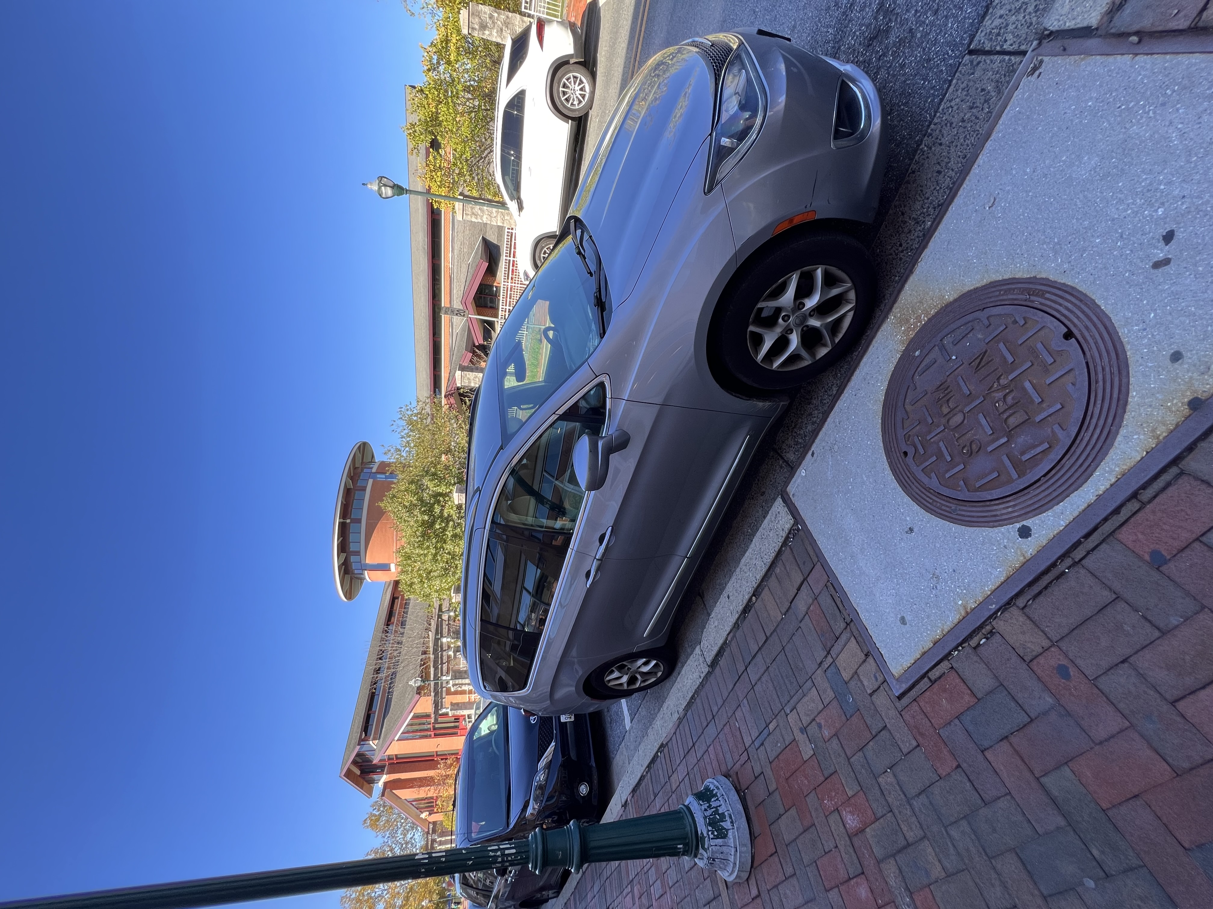 Used 2018 Chrysler Pacifica Touring-L w/ Tire & Wheel Group FWD image 2