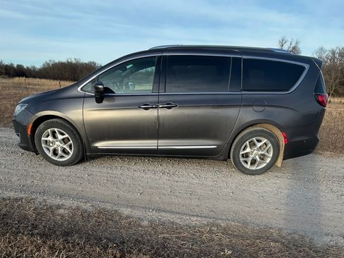 Used 2020 Chrysler Pacifica Touring-L image 4