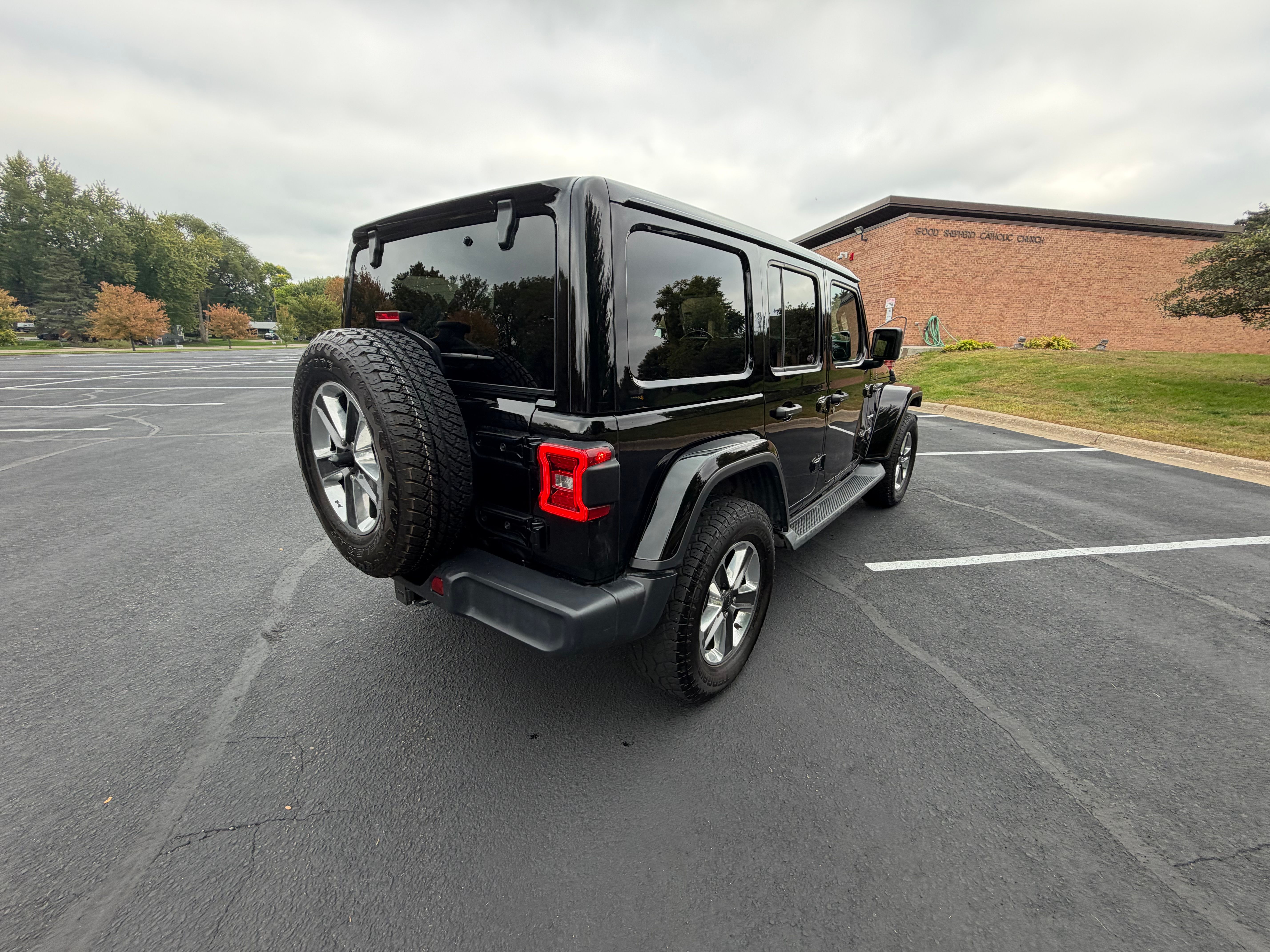 Used 2020 Jeep Wrangler Unlimited Sahara AWD/4WD image 18