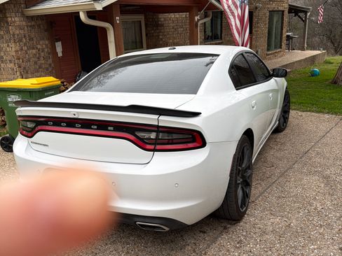 Used 2019 Dodge Charger SXT w/ Leather Interior Group image 5
