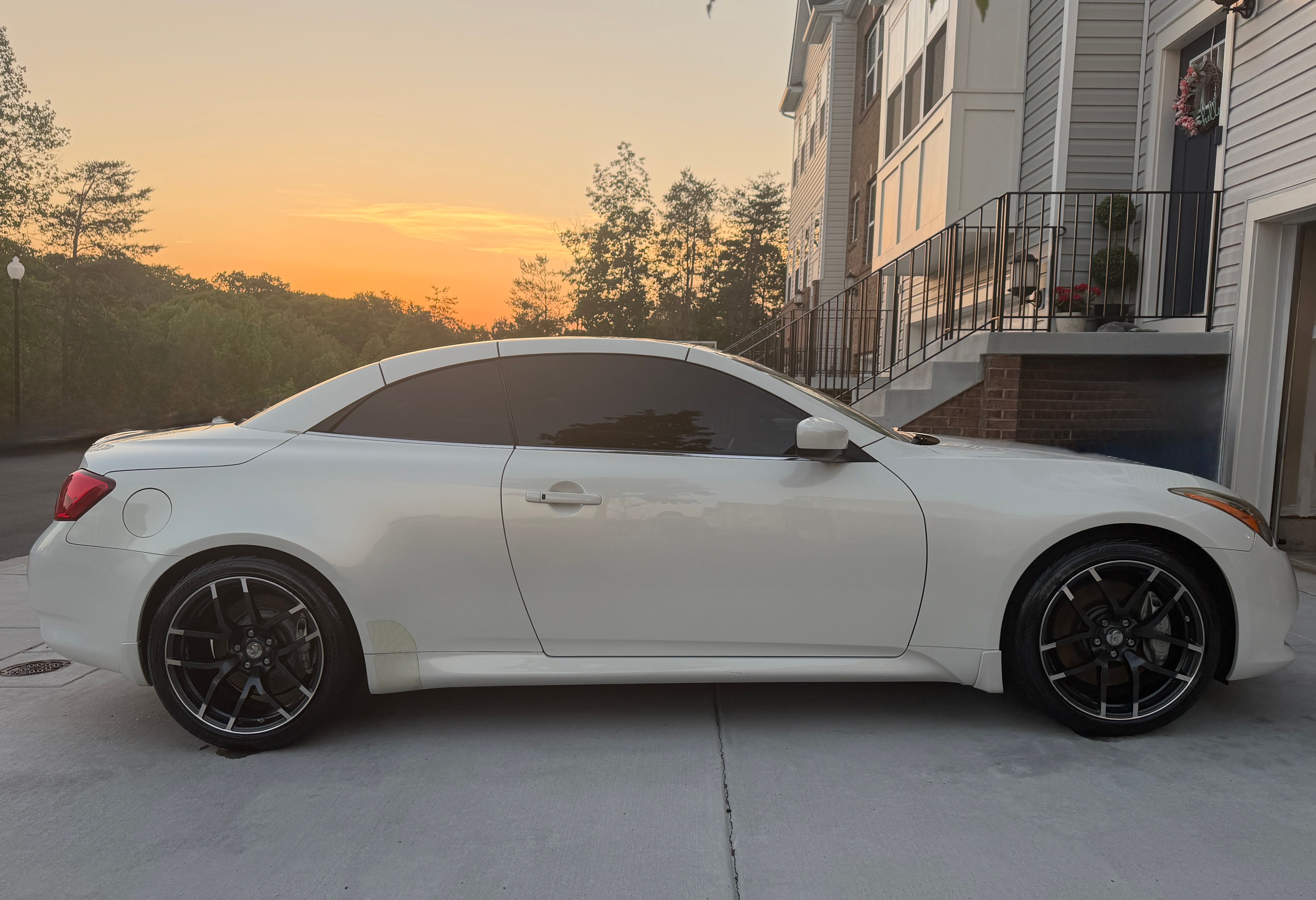 Used 2010 INFINITI G37 Convertible w/ Premium Pkg RWD image 9