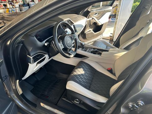 Used 2019 Jaguar F-PACE SVR image 8