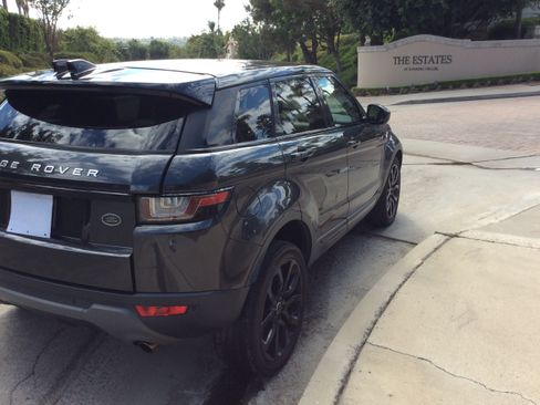 Used 2017 Land Rover Range Rover Evoque SE Premium image 10