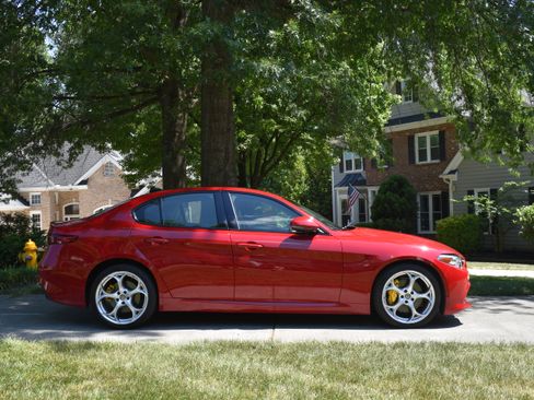 Used 2019 Alfa Romeo Giulia Ti Sport w/ Quick Order Package 22S Sport AWD/4WD image 2