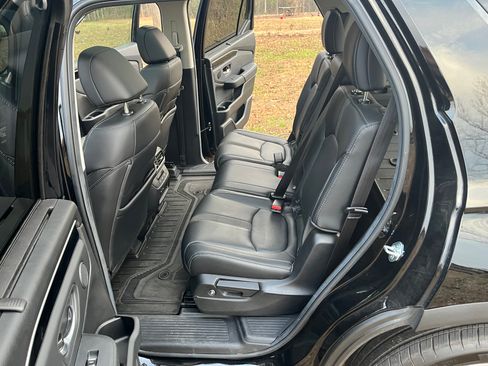 Used 2025 Honda Pilot Touring image 8