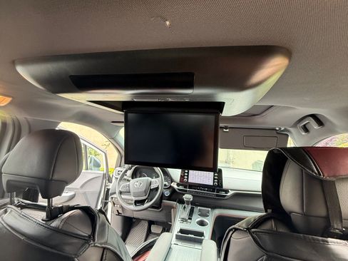 Used 2022 Toyota Sienna XSE w/ XSE Plus Package FWD image 11