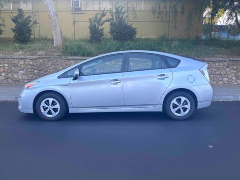 Used 2015 Toyota Prius Two image 1