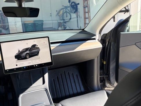 Used 2022 Tesla Model Y Long Range image 6