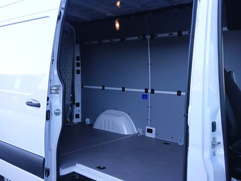 Used 2020 Mercedes-Benz Sprinter 2500 image 4