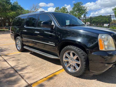 Used 2011 GMC Yukon XL Denali image 4