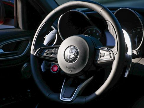 Used 2023 Alfa Romeo Giulia Veloce RWD image 5
