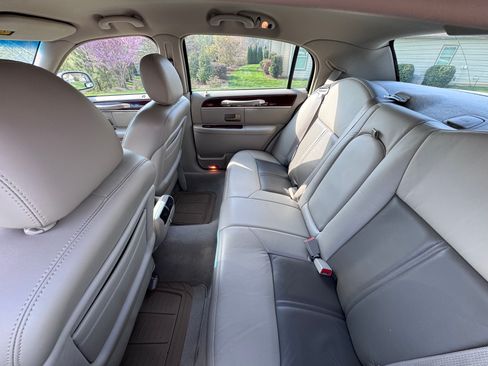Used 2004 Lincoln Town Car Ultimate image 8