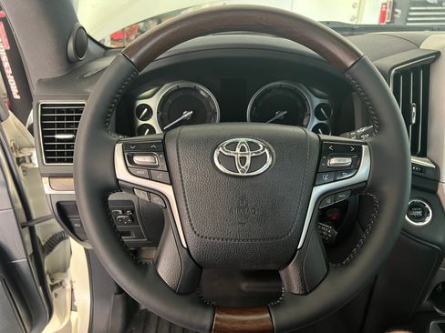 Used 2016 Toyota Land Cruiser image 24