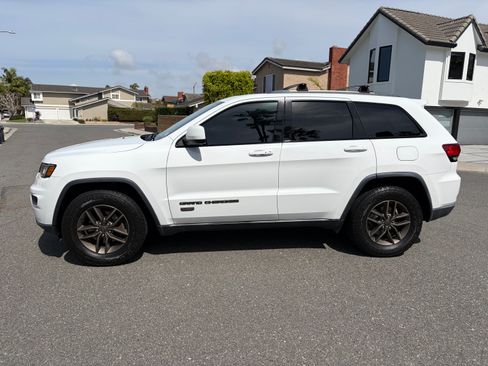 Used 2017 Jeep Grand Cherokee Laredo image 4