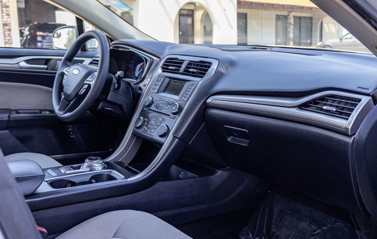 Used 2018 Ford Fusion SE FWD image 12
