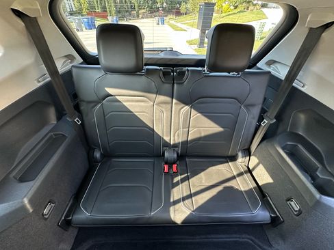 Used 2018 Volkswagen Tiguan SEL Premium image 17