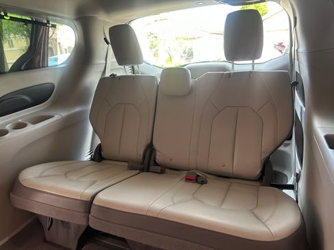 Used 2017 Chrysler Pacifica Touring-L FWD image 14