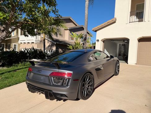 Used 2017 Audi R8 V10 w/ Carbon Exterior Package image 2