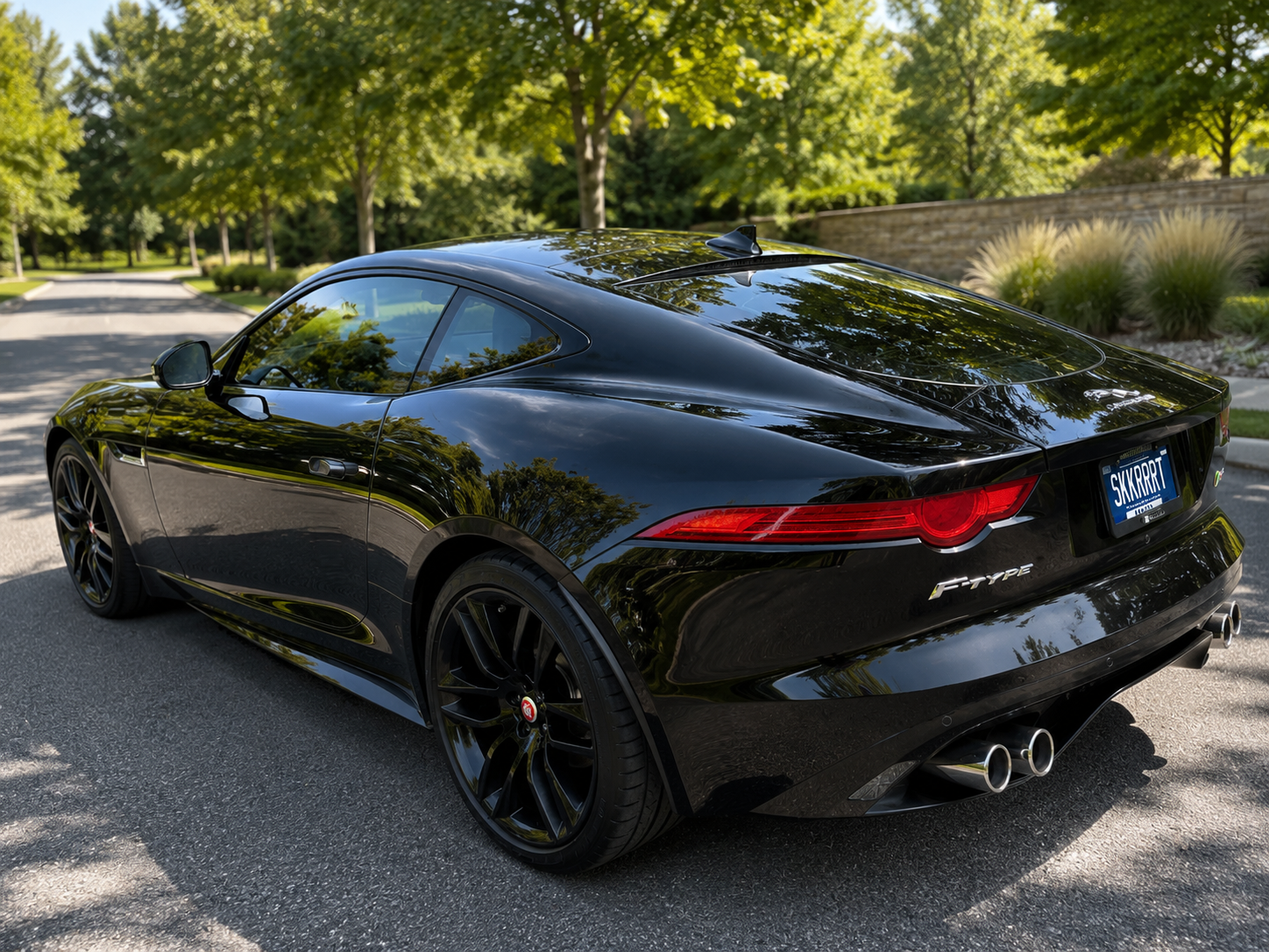 Used 2015 Jaguar F-TYPE R RWD image 4