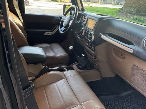 Used 2012 Jeep Wrangler Unlimited Sahara w/ Dual Top Group AWD/4WD image 10