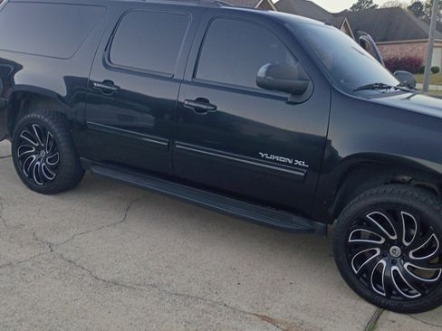 Used 2012 GMC Yukon XL SLT w/ SLT-2 Equipment Package image 10