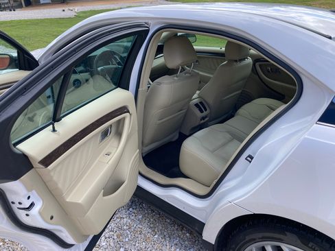 Used 2018 Ford Taurus Limited w/ Driver Assist Package FWD image 5