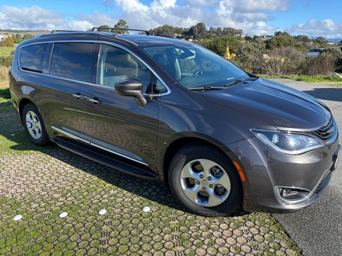 Used 2018 Chrysler Pacifica Touring-L image 2