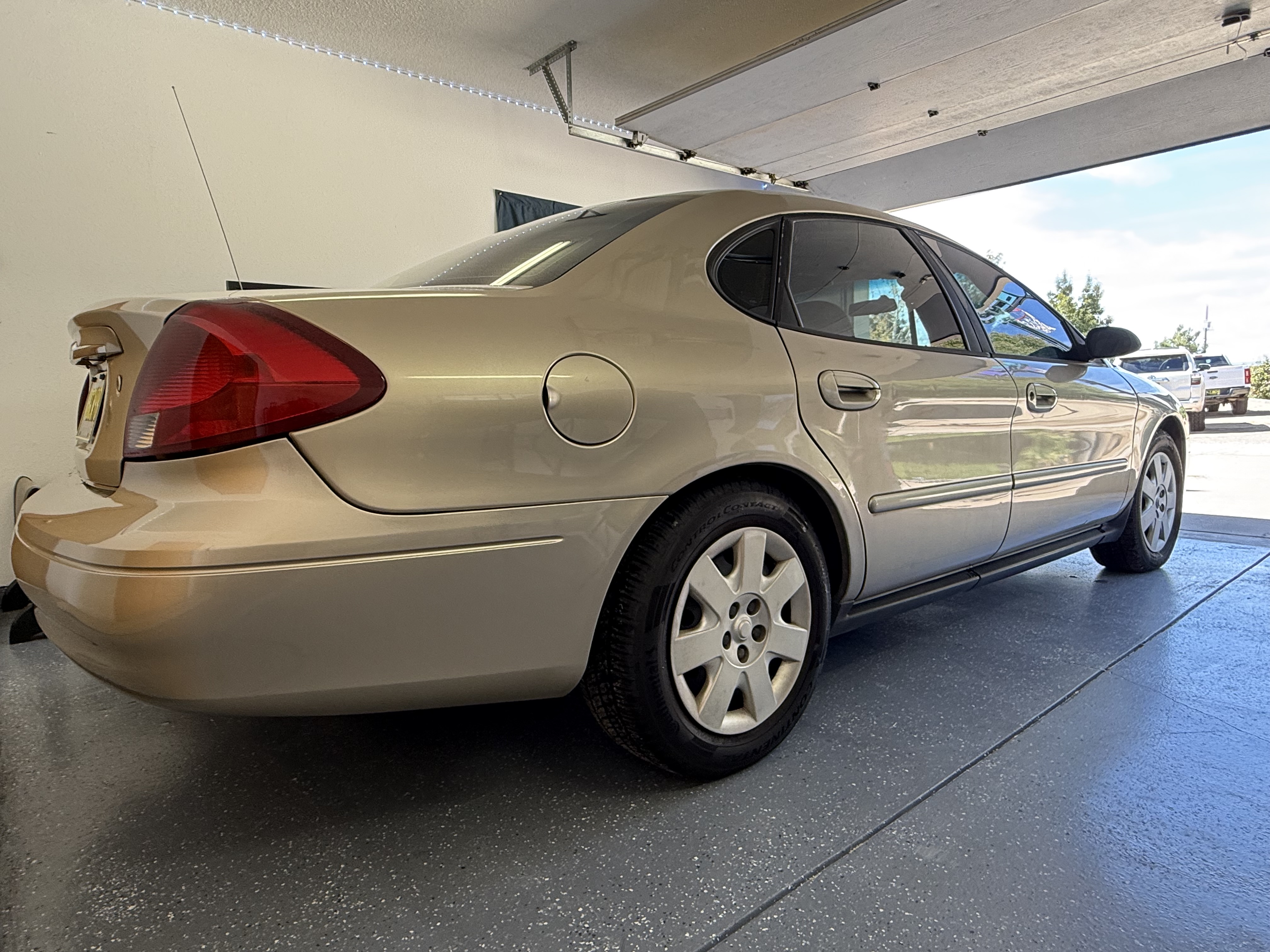 Used 2001 Ford Taurus LX FWD image 1