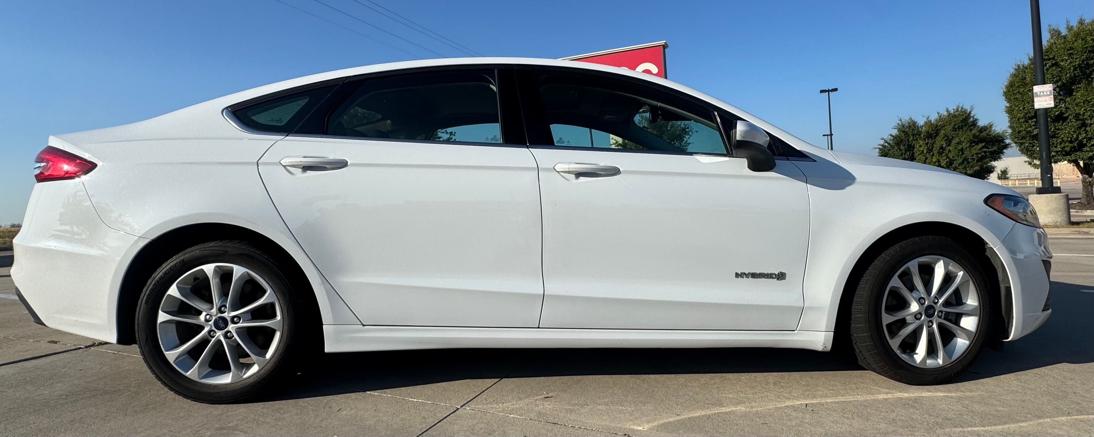 Used 2019 Ford Fusion SE FWD image 4