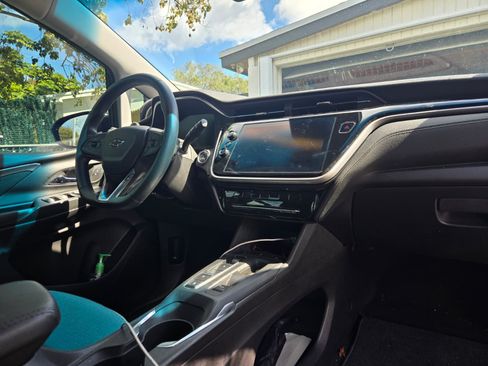 Used 2023 Chevrolet Bolt LT image 8