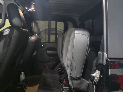 Used 2021 Jeep Gladiator Sport image 10