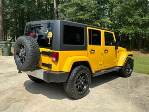Used 2015 Jeep Wrangler Unlimited Sahara w/ Connectivity Group AWD/4WD image 15