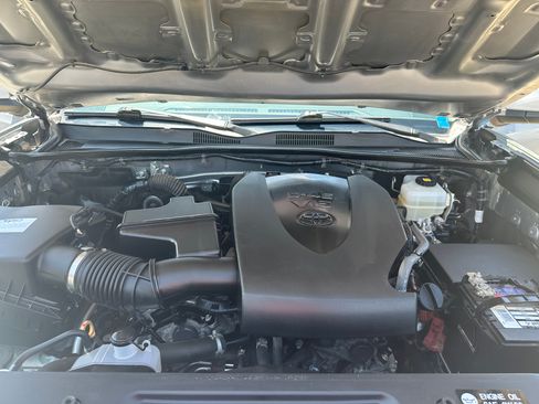 Used 2018 Toyota Tacoma TRD Off-Road w/ Technology Package AWD/4WD image 8