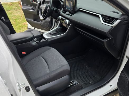 Used 2021 Toyota RAV4 XLE w/ Convenience Package image 20