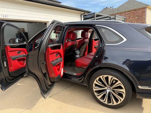 Used 2021 Bentley Bentayga image 14