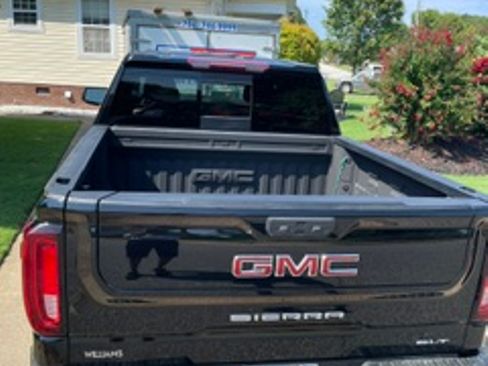 Used 2022 GMC Sierra 1500 SLT w/ SLT Premium Plus Package AWD/4WD image 8