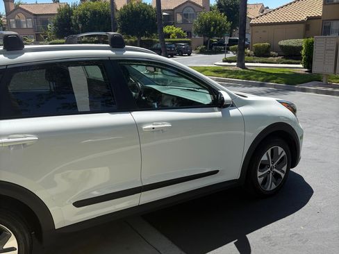 Used 2020 Kia Niro EX image 8
