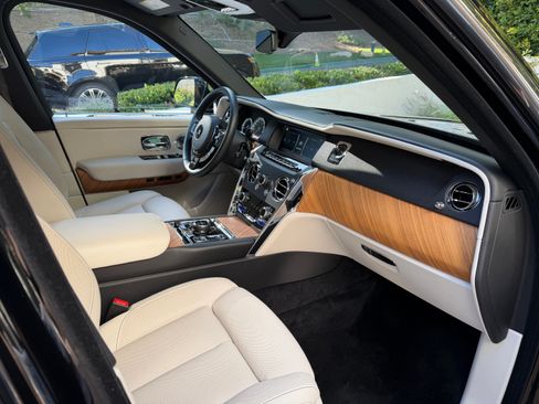 Used 2023 Rolls-Royce Cullinan w/ Cullinan Package image 18