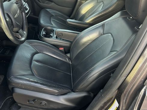 Used 2020 Chrysler Pacifica Touring-L image 10