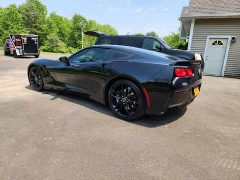 Used 2018 Chevrolet Corvette Stingray Coupe w/ 1LT RWD image 2