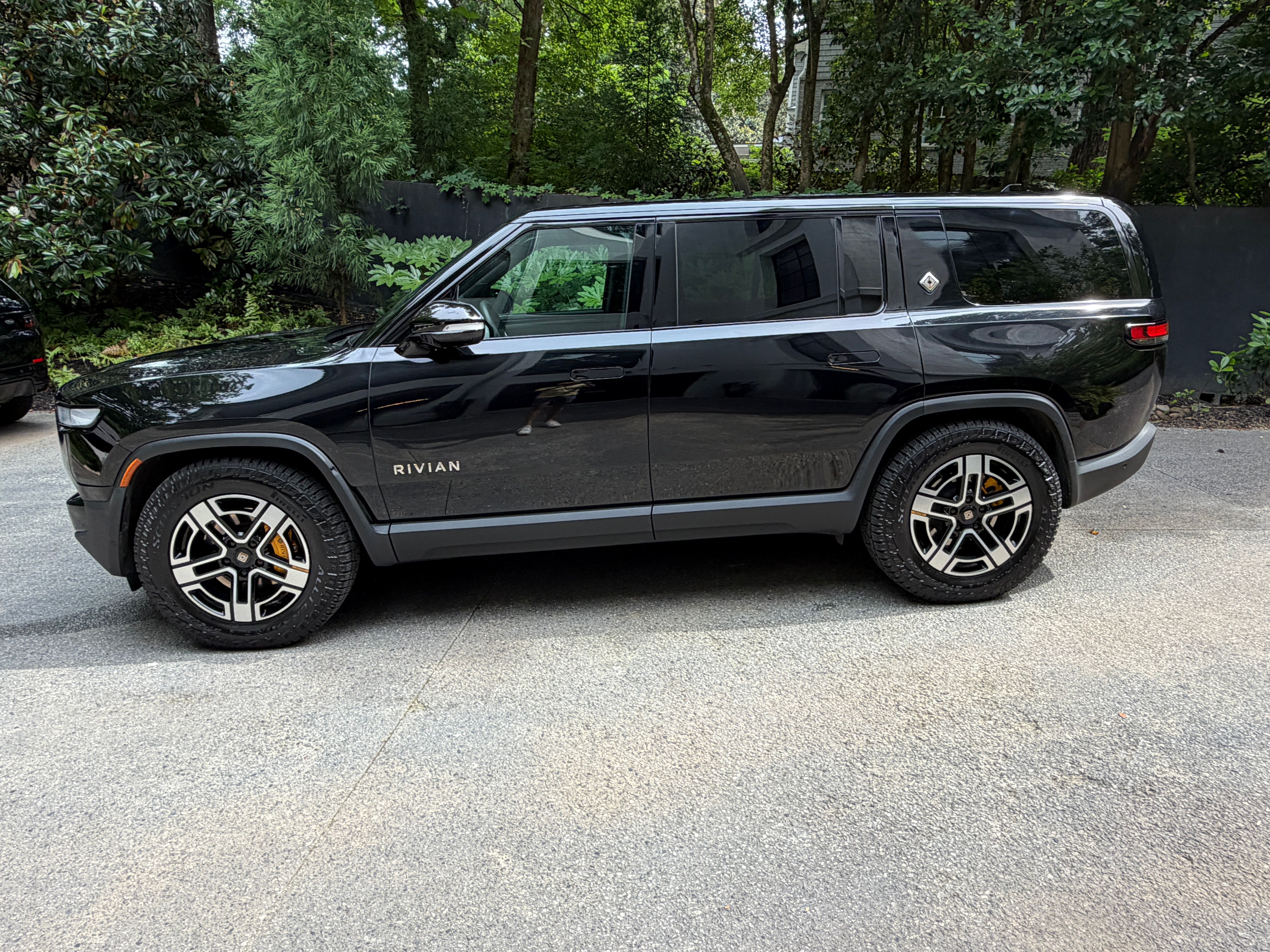 Used 2024 Rivian R1S Adventure AWD/4WD image 9